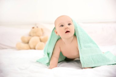 Yatakta erkek bebek