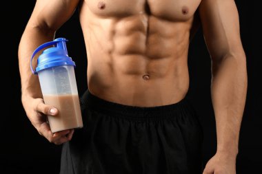 Protein shake ile yakışıklı genç