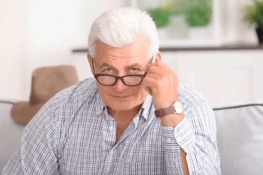 Yakışıklı olgun adam.