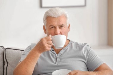 Yakışıklı olgun adam.