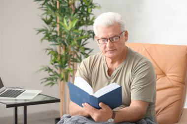 Yakışıklı olgun adam.