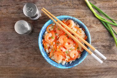 Lezzetli bir kase karides kızarmış pilav