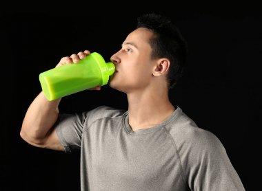 Protein shake ile yakışıklı genç