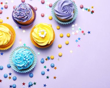 Renk üzerinde lezzetli kek