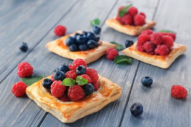 Ahududu ve yaban mersini pasta