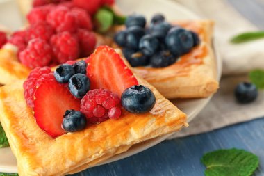 Ahududu ve yaban mersini pasta