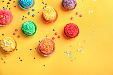 Renk üzerinde lezzetli kek