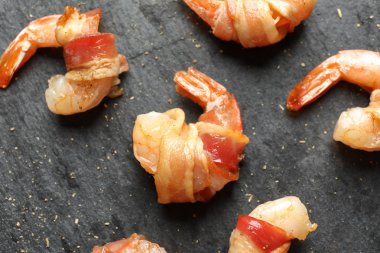 Pastırma sarılmış karides kayrak plaka üzerinde