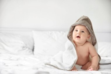 Yatakta erkek bebek