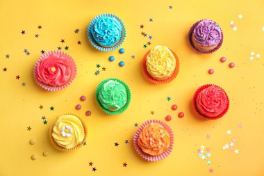 Renk üzerinde lezzetli kek