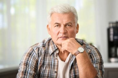 Yakışıklı olgun adam.