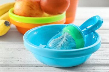 Bebeğin nibbler plastik kapta 