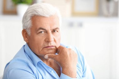 Yakışıklı olgun adam.