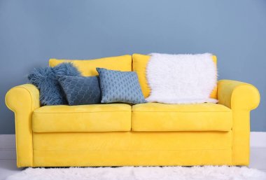 Yastıklı rahat bir kanepe 