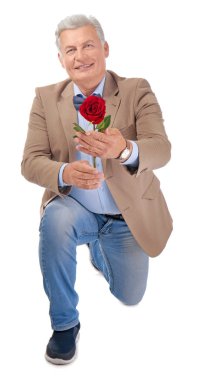 Yakışıklı olgun adam.