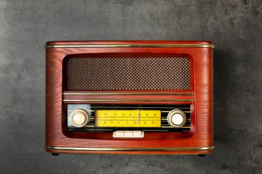 Gri arka plan üzerinde Retro radyo