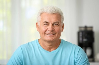 Yakışıklı olgun adam.