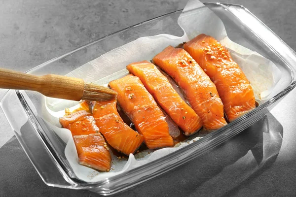 Applicando marinata a fette di salmone — Foto Stock