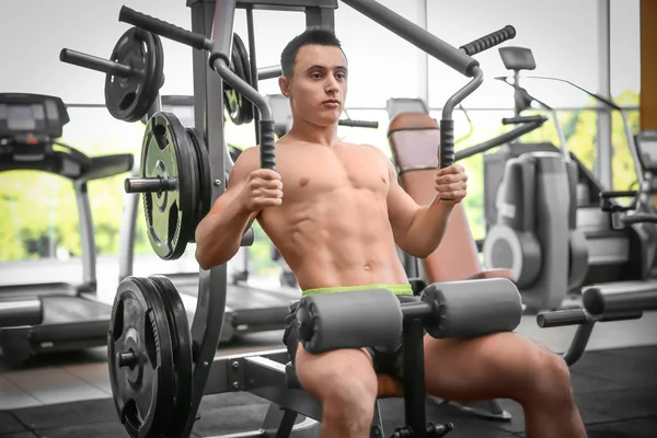 Musculoso hombre entrenamiento en gimnasio — Foto de Stock