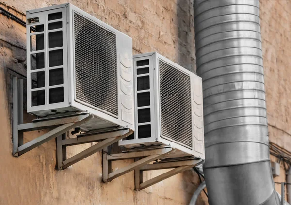 Airconditioners op muur — Stockfoto