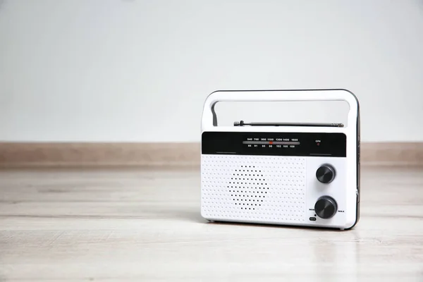 Retro radio på golvet — Stockfoto
