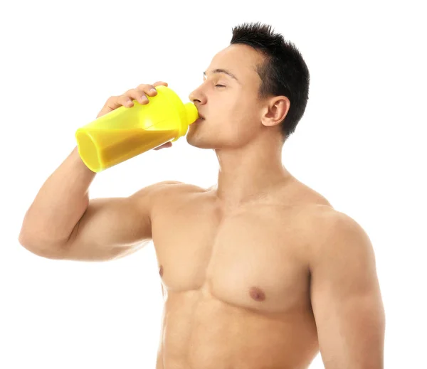 Schöner junger Mann trinkt Proteinshake auf weißem Hintergrund — Stockfoto