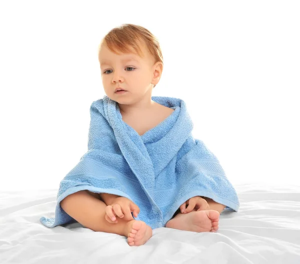 Peuter jongen, gewikkeld in een handdoek — Stockfoto