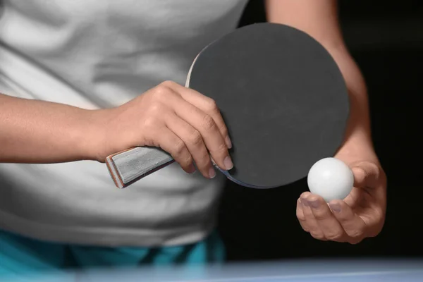 Žena hrát stolní tenis, closeup — Stock fotografie