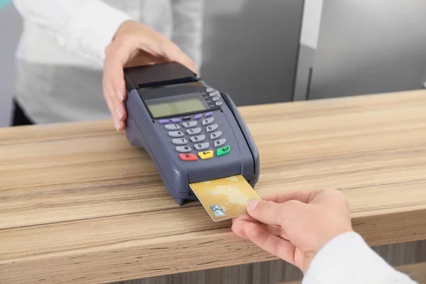 Mulher usando terminal bancário para pagamento de cartão de crédito dentro de casa — Fotografia de Stock