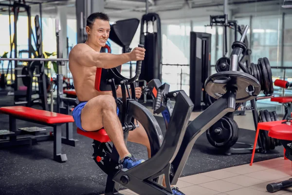 Homem musculoso formação em ginásio — Fotografia de Stock