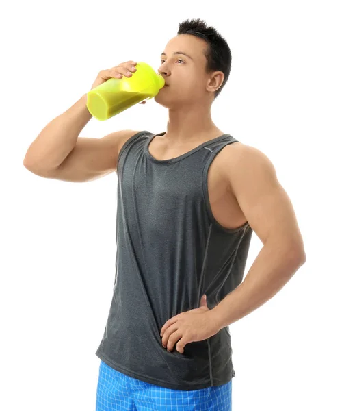 Schöner junger Mann mit Proteinshake — Stockfoto