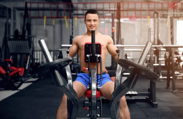 Homem musculoso formação em ginásio — Fotografia de Stock