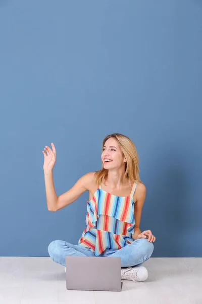 Mujer joven con portátil — Foto de Stock