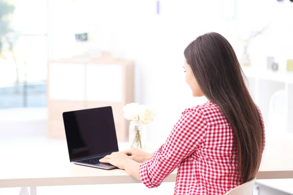 Jonge vrouw met laptop — Stockfoto