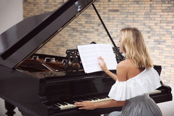 Mulher talentosa tocando piano — Fotografia de Stock