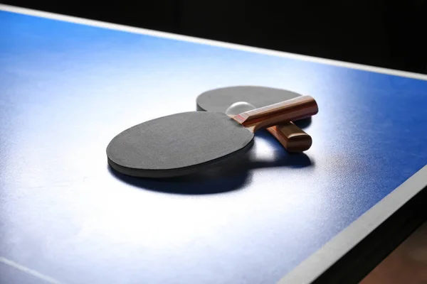 Two ping pong rackets and ball on table — Stock Photo, Image