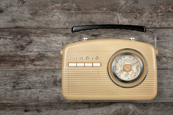 Radio retrò su sfondo di legno — Foto Stock