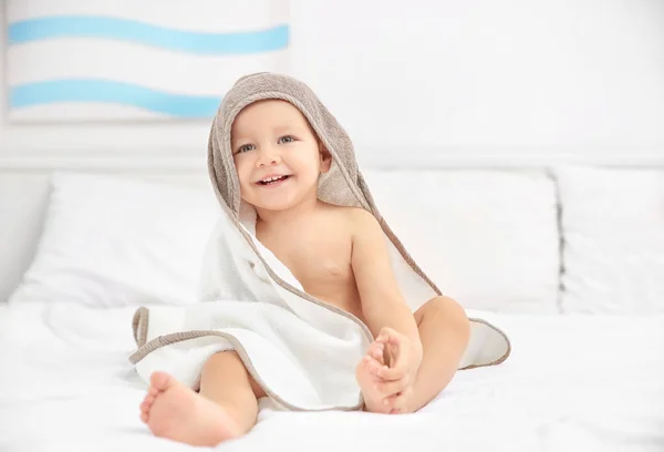 Мальчик с игрушкой на кровати — стоковое фото