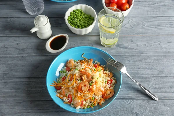 Placa con delicioso arroz frito de camarones —  Fotos de Stock