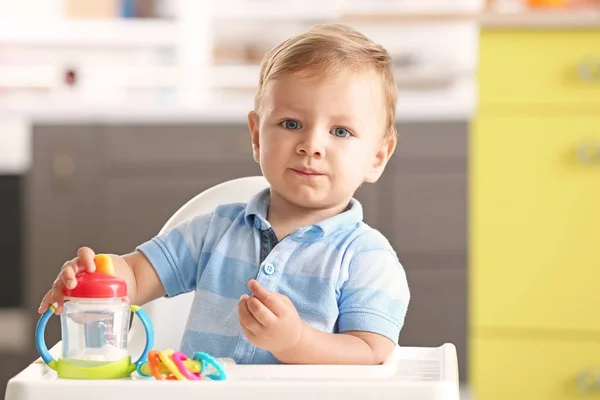 Schattig baby zit in kinderstoel thuis — Stockfoto