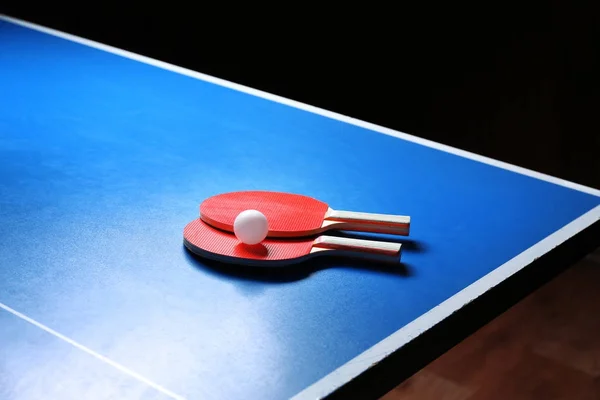 Dua raket ping pong dan bola di atas meja — Stok Foto