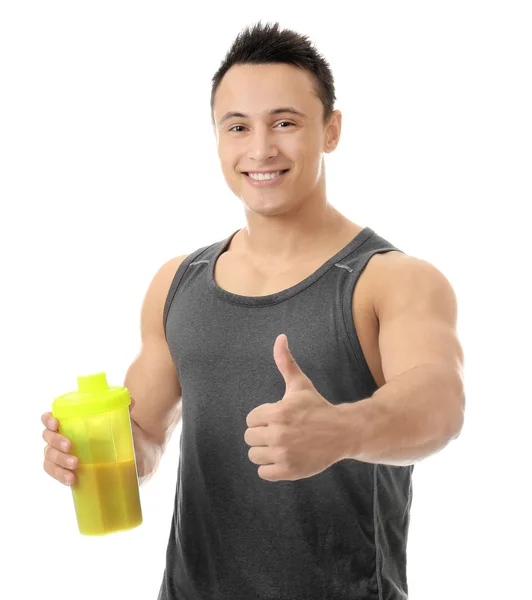 Schöner junger Mann mit Proteinshake zeigt Daumen-hoch-Geste auf weißem Hintergrund — Stockfoto