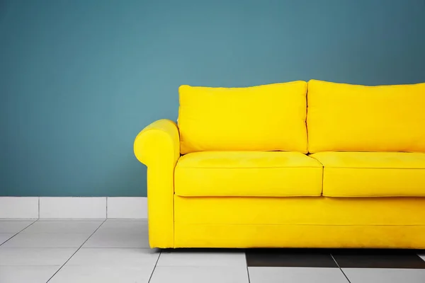 Wygodna sofa z poduszkami — Zdjęcie stockowe