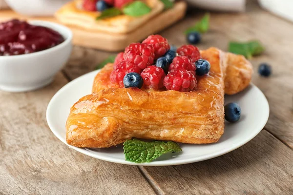 Himbeeren und Blaubeergebäck — Stockfoto