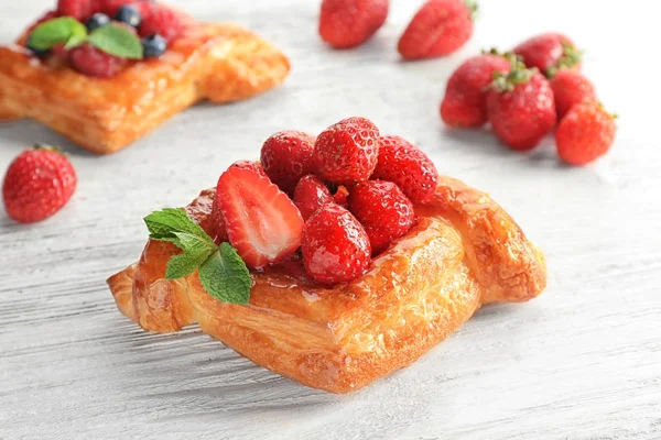 Leckeres Gebäck mit Beeren — Stockfoto