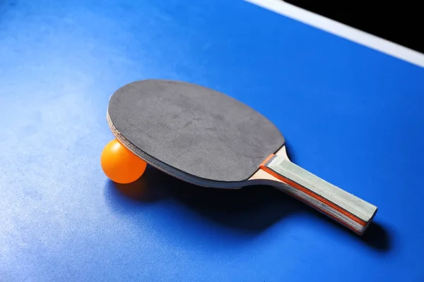 Raquete de pingue-pongue e bola na mesa — Fotografia de Stock