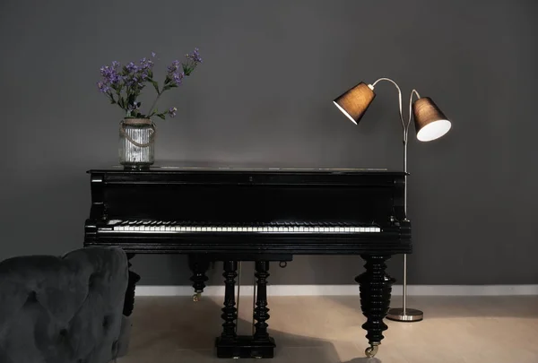 Diseño moderno de la habitación con piano vintage — Foto de Stock
