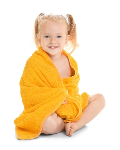 Девушка, завернутая в полотенце — стоковое фото