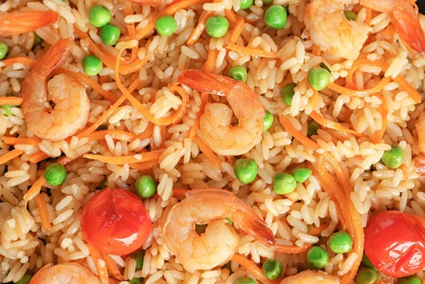 Stekt ris med läckra räkor — Stockfoto