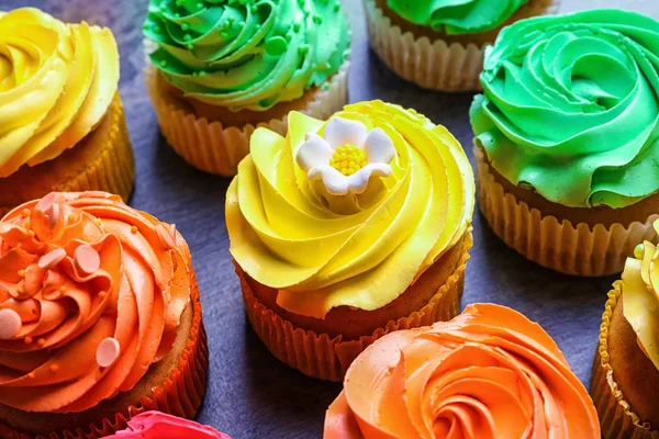Smakelijke kleurrijke cupcakes — Stockfoto